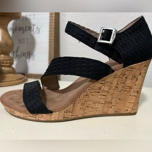 Tom’s Black Strappy Sandals